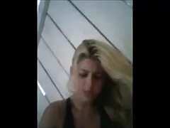 تم تصوير كاسيوس سكسي امهات روسي كاي في محطة للحافلات